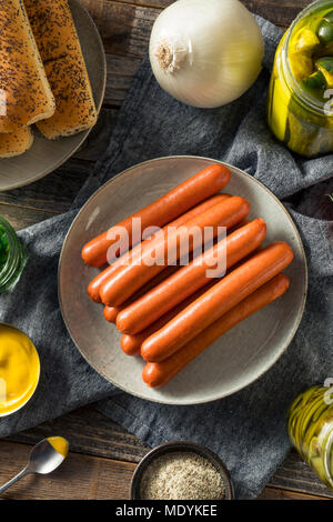 Chicago Style Hot Dog Zutaten mit Senf Gurken Tomaten und Paprika Relish Stockfoto