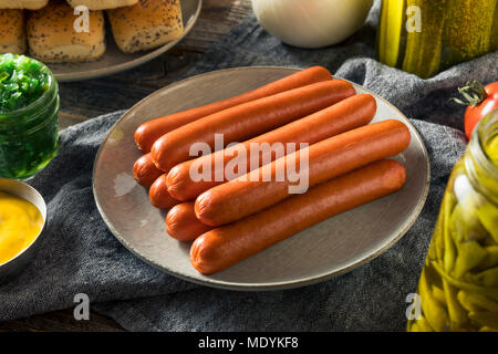 Chicago Style Hot Dog Zutaten mit Senf Gurken Tomaten und Paprika Relish Stockfoto