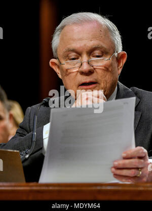 Washington DC., USA, 13. Juni 2017. Uns. Attorney General Jeff Sessions reagiert auf Fragen von einem der Mitglieder des Senats in seiner Aussage vor dem Ausschuss. Credit: Mark Reinstein/MediaPunch Stockfoto