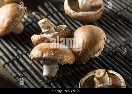 Raw Organic Portobello Pilze fertig zu kochen Stockfoto