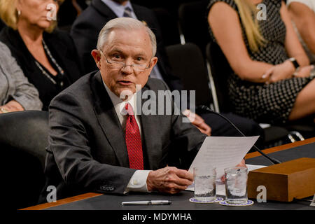 Washington DC., USA, 13. Juni 2017. Uns. Attorney General Jeff Sessions reagiert auf Fragen von einem der Mitglieder des Senats in seiner Aussage vor dem Ausschuss. Credit: Mark Reinstein/MediaPunch Stockfoto