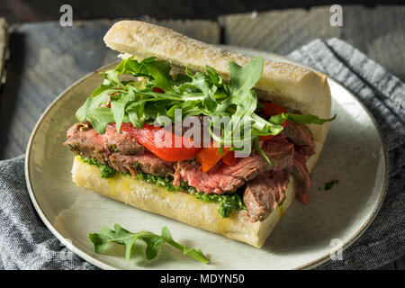Hausgemachtes Rindfleisch Steak Sandwich mit Chimichurri und Rucola Stockfoto