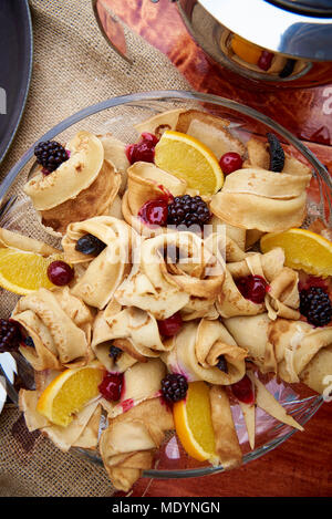 Pfannkuchen mit frischen Beeren in eine Glasplatte close-up Stockfoto