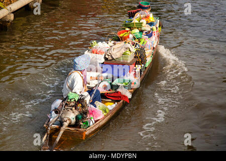 Anbieter von Boot auf Thai Canal, Thonburi, Bangkok reisen, Thailand Stockfoto