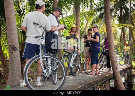 Touristen auf Fahrradtour rund um Bangkok, Thailand Stockfoto