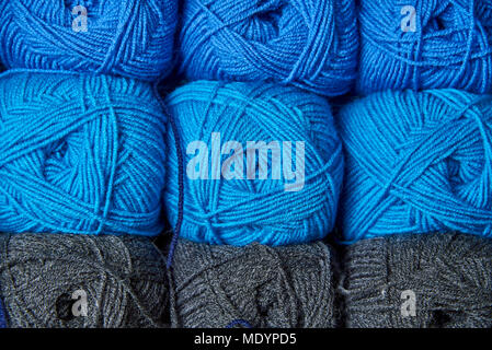Rows of blue and gray tangles of yarn close-up. Stockfoto