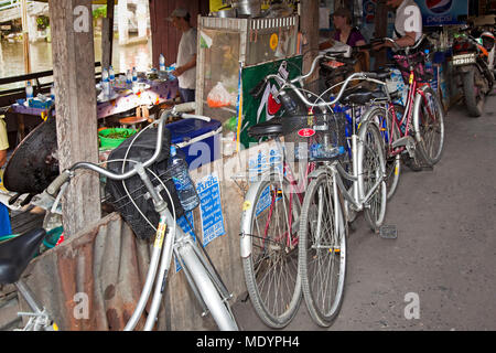 Restaurant Pause für Touristen auf Fahrradtour rund um Bangkok, Thailand Stockfoto