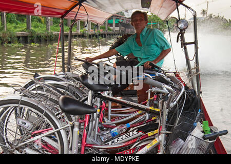 Longtailboot Durchführung Tour Fahrräder, die auf den Fluss Chao Phraya, Bangkok, Thailand Stockfoto