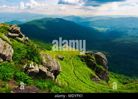 Pfad zu einem tiger Gesicht Klippe über dem Tal. spektakuläre Landschaft der Karpaten im Sommer. Standort Pikui Berg, Ukraine Stockfoto