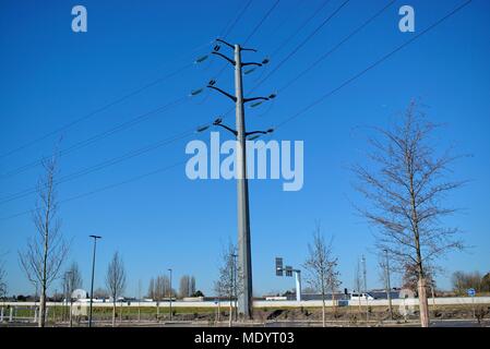 Technologie, Technik, Modernität und Baufortschritt Konzept: moderne dodecagonal elektrische Pole für die Übertragung. Stockfoto