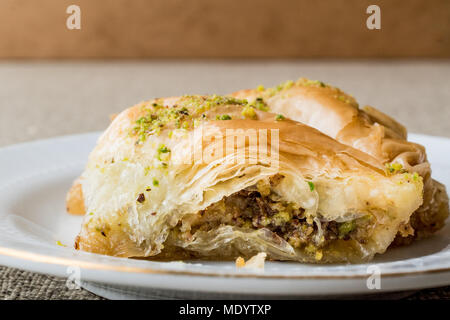 Sobiyet türkisches Baklava mit Pistazien. Traditionelle dessert Konzept. Stockfoto