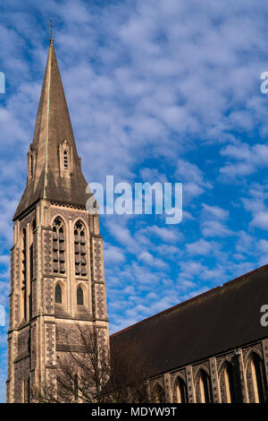 Alten Kirchturm in Cardiff, UK im Hintergrund der erstaunliche bewölkt Anzeige auf einem blauen Himmel. Stockfoto