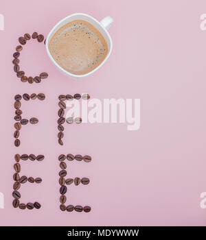 Text aus Kaffeebohnen: Kaffee. Textur der Kaffeebohnen auf einem rosa Hintergrund. Stinkende, satten Braun arabischen Kaffee Bohnen. Kopieren Sie Platz. Stockfoto