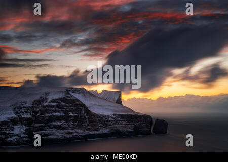 Die Klippen von Stakkur Streymoy Insel im roten Abendlicht, Färöer Inseln Stockfoto