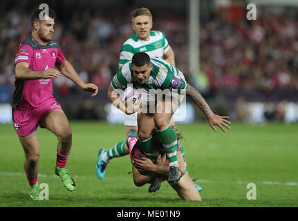 Newcastle ist Josh Matavesi wird von der Gloucester Billy Twelvetrees während des Europäischen Challenge Cup Halbfinale bei Kingsholm Stadion, Gloucester in Angriff genommen. Stockfoto