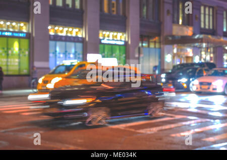 Autos im Verkehr Straße der Stadt. Unscharfes Bild Stockfoto