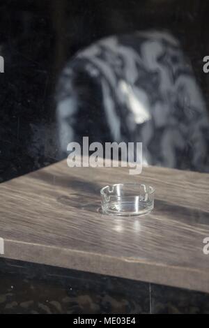 Frankreich, Normandie, Calvados, Pays d'Auge, Côte Fleurie, Deauville, Detail des Café Nebensaison, Tisch und Aschenbecher Stockfoto