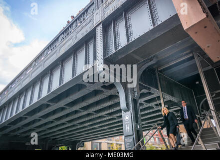 New York, USA, November 2016: Leute aus der High Line in New York kommen durch das eiserne Treppe Stockfoto