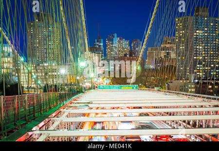 Brooklyn Bridge bei Nacht mit Autoverkehr Stockfoto