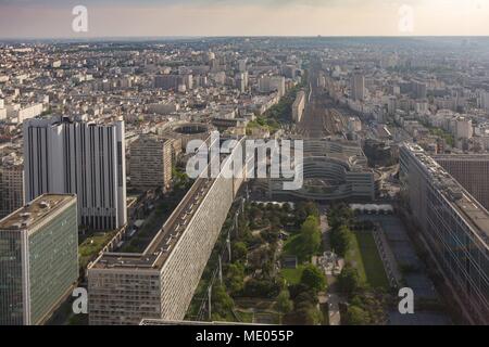 Luftaufnahme von Paris aus der 56. Etage des Tour Montparnasse, Jardin Atlantique, Linien de Chemin de fer de la Gare Montparnasse, Stockfoto