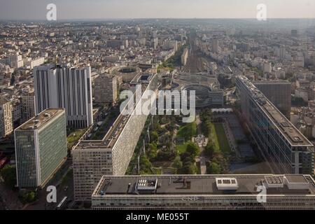 Luftaufnahme von Paris aus der 56. Etage des Tour Montparnasse, Jardin Atlantique, Linien de Chemin de fer de la Gare Montparnasse, Stockfoto