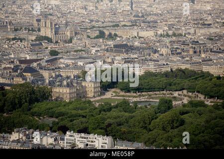 Luftaufnahme von Paris aus der 56. Etage des Tour Montparnasse, 6. Arrondissement, Jardin du Luxembourg, der Französische Senat, Palais du Luxembourg Stockfoto