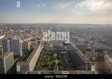 Luftaufnahme von Paris aus der 56. Etage des Tour Montparnasse, Avenue du Maine et Eisenbahnen der Station Montparnasse Stockfoto