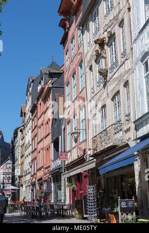 Frankreich, Rouen, Quartier Saint-Maclou, Fassaden der Rue Martainville, Restaurants und Cafés. Stockfoto