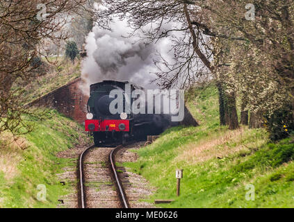 Durch das Dämpfen. Erbe Dampfmaschine, Hunslett sparmassnahmen Klasse 'Royal Engineer', und Zug, Beenden einer Brücke, Wolken von Rauch und Dampf. Stockfoto