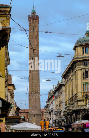 Von Bologna berühmten Türme (Le due Torri). Sehenswürdigkeiten Wahrzeichen der Stadt von Adelsfamilien im 12. Jahrhundert erbaut. Stockfoto