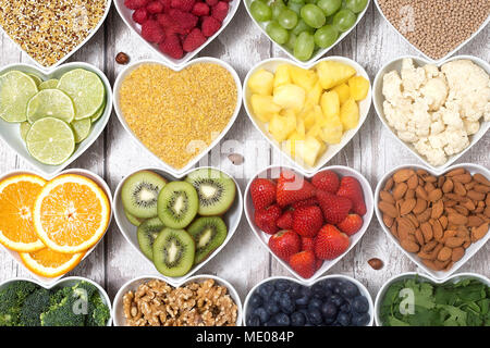 Ein guter Mix aus Obst, Gemüse und Nüsse angezeigt. Stockfoto