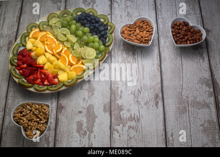 Ein guter Mix aus Obst, Gemüse und Nüsse angezeigt. Stockfoto