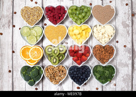 Ein guter Mix aus Obst, Gemüse und Nüsse angezeigt. Stockfoto