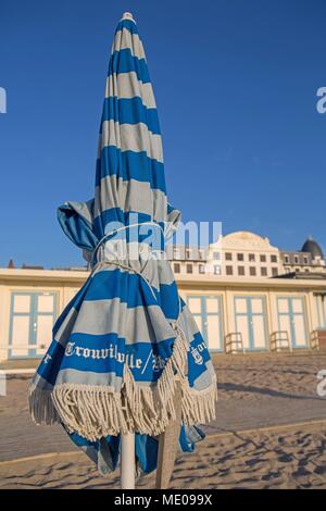 Frankreich, Normandie, Basse Normandie, Calvados, Pays d'Auge, Côte Fleurie, Trouville-sur-Mer, Strand, Sonnenschirme, gefaltet Stockfoto