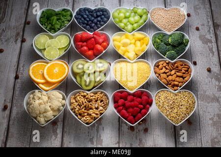 Ein guter Mix aus Obst, Gemüse und Nüsse angezeigt. Stockfoto