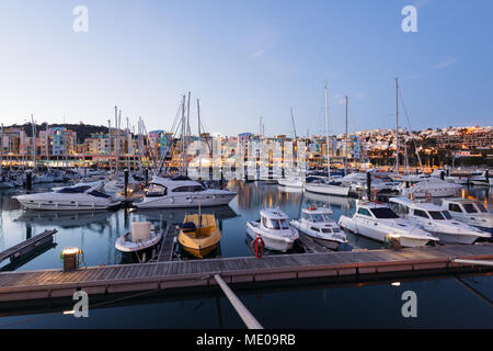 Albufeira, Portugal - 17. April: Nachtansicht von Luxus Yachten und Motorboote am Jachthafen von Albufeira in der Nacht. Albufeira ist eine Küstenstadt in der southe Stockfoto