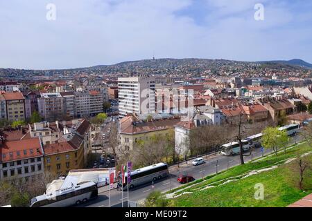 Budapest, Ungarn. Heiße hellen sonnigen Frühlingstag, April 2018. Trainer aufgereiht unter Castle Hill. Stockfoto