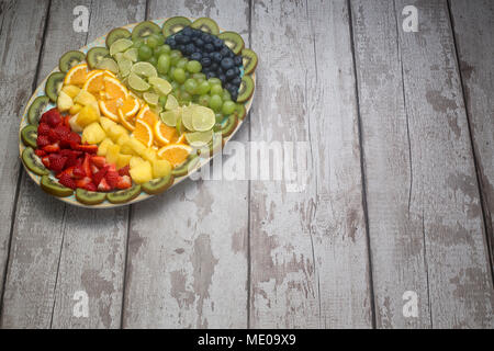 Ein guter Mix aus Obst, Gemüse und Nüsse angezeigt. Stockfoto