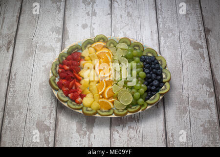 Ein guter Mix aus Obst, Gemüse und Nüsse angezeigt. Stockfoto