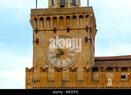 Die Uhr auf dem Palazzo d'Accursio, Bologna, Italien. Rathaus Komplex aus dem 14. Jahrhundert, in dem sich ein Fresko-gefüllten Kapelle und Museum der Schönen Künste Stockfoto