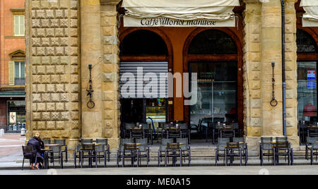 Tische draußen ein Cafe in der Piazza Maggiore, Bologna, Italien Stockfoto