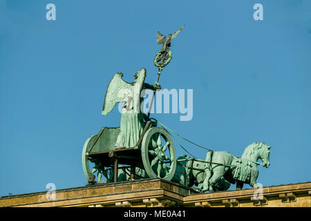 Die Quadriga auf dem Brandenburger Tor von hinten gesehen Stockfoto