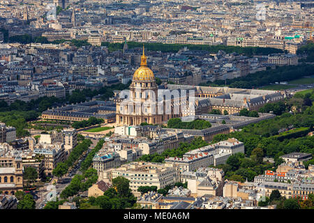 Luftbild des berühmten Les Invalides und typischen Pariser Gebäude als vom Tour Montparnasse in Paris, Frankreich. Stockfoto