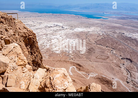 Blick auf das Tote Meer und aroman Camp von oben von masada in Israel. Stockfoto