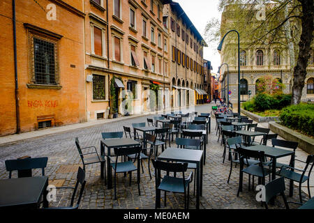 Am frühen Morgen und leere Tische und Stühle in der Piazza Minghetti, Bologna, Italien Stockfoto