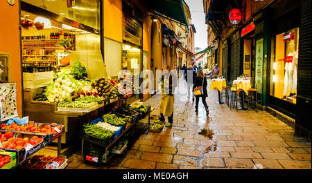 Vorbereitung einer Obst- und Gemüse in den frühen Morgen in Bologna, Italien, Abschaltdruck Stockfoto