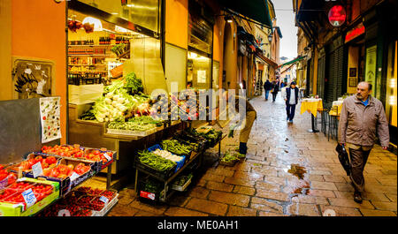 Vorbereitung einer Obst- und Gemüse in den frühen Morgen in Bologna, Italien, Abschaltdruck Stockfoto