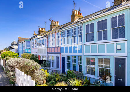 Eine Reihe von bunten Meer Eigenschaften, Whitstable, Kent Stockfoto