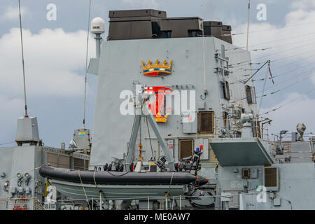 In der Nähe des Trichters und Abzeichen auf der britischen Royal Navy Typ 23 Fregatte HMS Iron Duke, Portsmouth, UK am 19. August 2015. Stockfoto