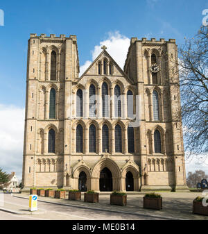 Die Westfassade der Kathedrale oder Münster Ripon Ripon, North Yorkshire, England, Großbritannien Stockfoto